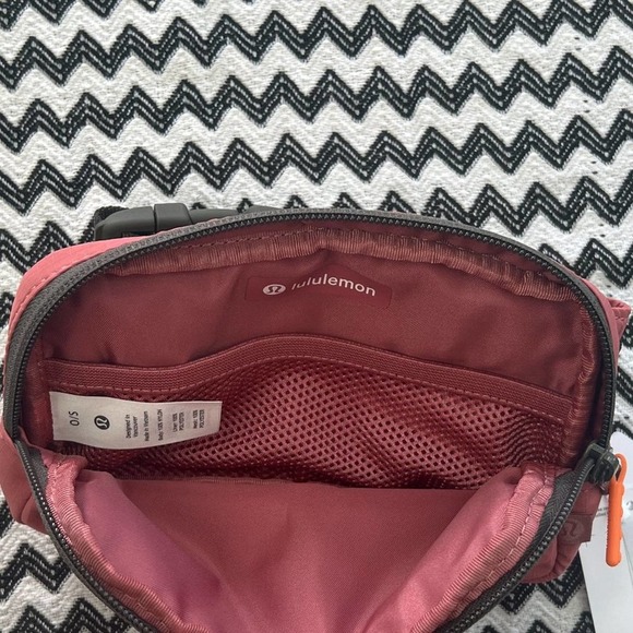 BUNDLE NWT Mini Belt Bag & Never Lost Keychain - Picture 8 of 16